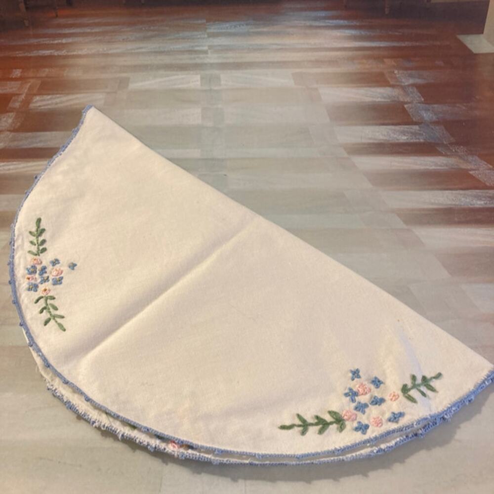 Vintage Embroidered Round Dresser Scarf or Doily w/Flowers